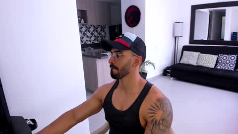 Snapshot of tony_muscle1 chatting on 03-09-25, 05:17 tony muscle1 online show from 03-09-25, 05:17