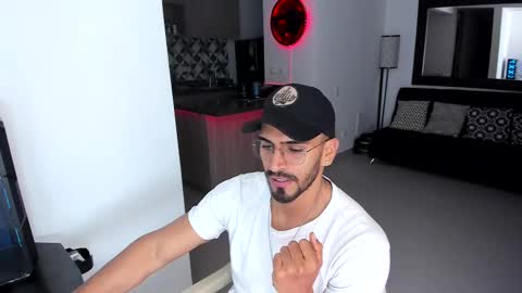 Snapshot of tony_muscle1 chatting on 03-11-25, 12:00 tony muscle1 online show from 03-11-25, 12:00