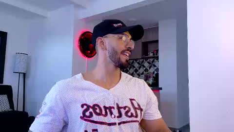 Snapshot of tony_muscle1 chatting on 10-20-25, 09:37 tony muscle1 online show from 10-20-25, 09:37