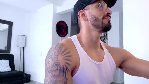 Snapshot of tony_muscle1 chatting on 10-26-25, 04:46 tony muscle1 online show from 10-26-25, 04:46