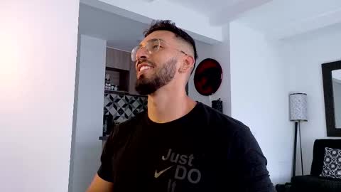 Snapshot of tony_muscle1 chatting on 01-08-26, 09:28 tony muscle1 online show from 01-08-26, 09:28