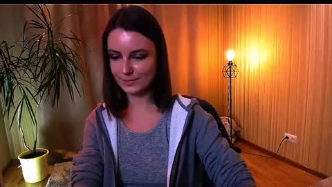 Snapshot of too_beautiful chatting on 10-04-25, 03:32 Elizabeth online show from 10-04-25, 03:32