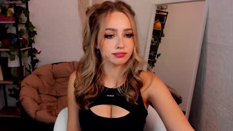 Snapshot of top_twins chatting on 02-19-25, 03:06 Yara online show from 02-19-25, 03:06