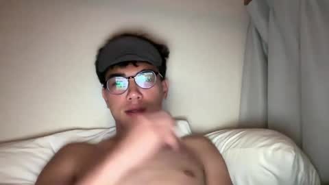 Snapshot of toshikaro0 chatting on 04-26-26, 03:32 Karo online show from 04-26-26, 03:32