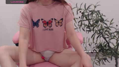 Snapshot of totoro_09 chatting on 09-11-25, 04:23 Angelina online show from 09-11-25, 04:23