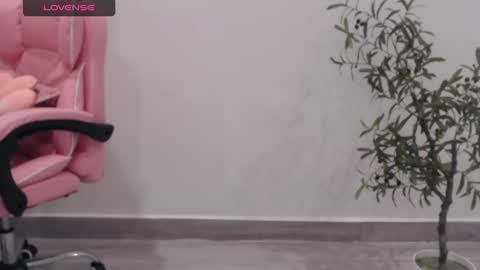 Snapshot of totoro_09 chatting on 09-16-25, 01:50 Angelina online show from 09-16-25, 01:50