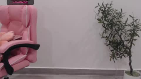 Snapshot of totoro_09 chatting on 10-14-25, 03:51 Angelina online show from 10-14-25, 03:51