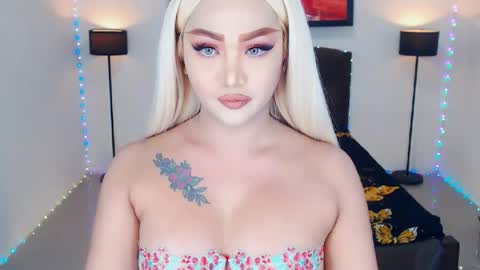 Snapshot of transplayfullolivia chatting on 07-17-26, 07:15 KYLIE BELLA TS online show from 07-17-26, 07:15