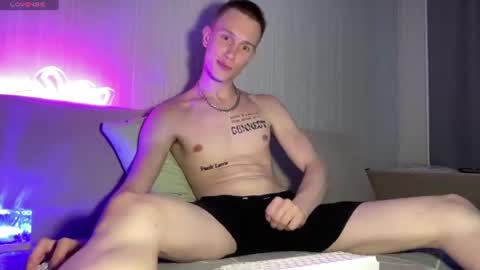 Snapshot of travis_gracile chatting on 07-07-26, 02:43 Travis online show from 07-07-26, 02:43