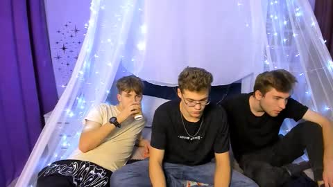 Travis online show from 10-18-25, 07:03