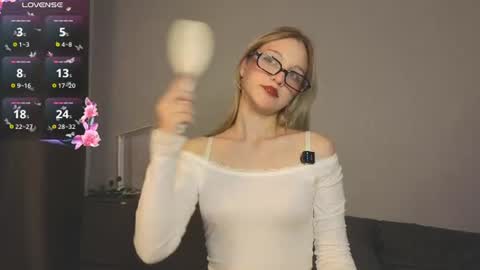 Snapshot of traxzbabe chatting on 07-12-26, 05:04 traxzbabe online show from 07-12-26, 05:04