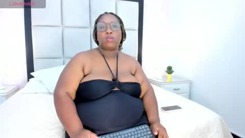Snapshot of treisyvixen chatting on 06-22-26, 03:19 Treisy Vixen big ass online show from 06-22-26, 03:19