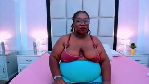 Snapshot of treisyvixen chatting on 06-26-26, 03:11 Treisy Vixen big ass online show from 06-26-26, 03:11