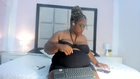 Snapshot of treisyvixen chatting on 07-07-26, 03:20 Treisy Vixen big ass online show from 07-07-26, 03:20