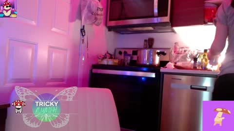 Snapshot of tricky_nymph chatting on 10-02-25, 06:42 Cassie online show from 10-02-25, 06:42