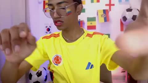 Snapshot of triiangel_latinboy chatting on 06-15-26, 12:29 Johan online show from 06-15-26, 12:29