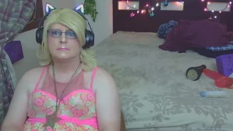 Snapshot of trinasvede chatting on 09-23-25, 05:10 Trina Tushy Deluxe online show from 09-23-25, 05:10