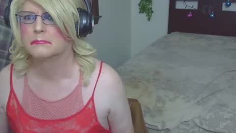 Snapshot of trinasvede chatting on 09-28-25, 03:01 Trina Tushy Deluxe online show from 09-28-25, 03:01