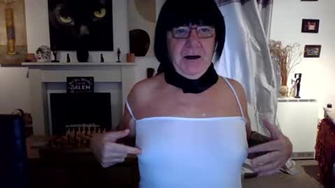 Snapshot of trinity1011 chatting on 10-29-25, 07:32 trinity1011 online show from 10-29-25, 07:32