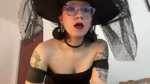 Snapshot of trinitysecrets chatting on 10-26-25, 06:03 trinitysecrets online show from 10-26-25, 06:03