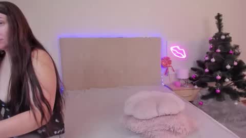 Snapshot of trishadark chatting on 12-15-25, 06:28 Mia online show from 12-15-25, 06:28