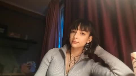 Snapshot of trudymersereau chatting on 12-22-25, 01:19 Poly online show from 12-22-25, 01:19