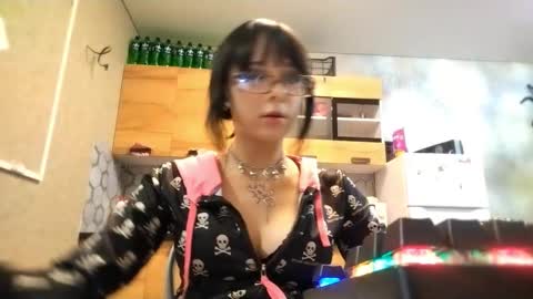 Snapshot of trudymersereau chatting on 01-17-26, 02:55 Poly online show from 01-17-26, 02:55