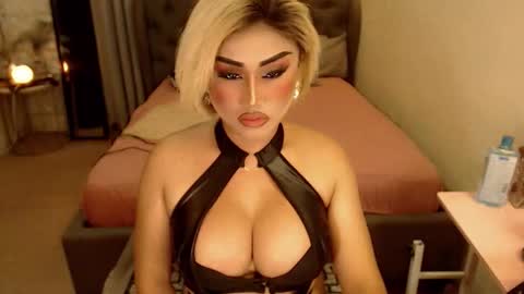 Snapshot of tshugescock chatting on 02-16-26, 03:30 SEDUCTIVEmistresCUMS online show from 02-16-26, 03:30