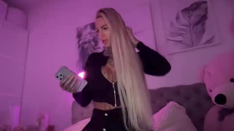 Snapshot of tsmiadeluxxe chatting on 12-16-25, 05:23 tsmiadeluxxe online show from 12-16-25, 05:23