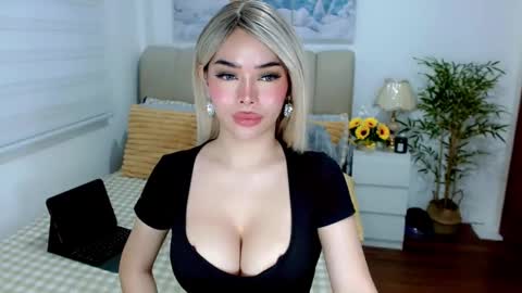 Snapshot of tspearlofasia chatting on 11-08-25, 02:45 Graciella online show from 11-08-25, 02:45