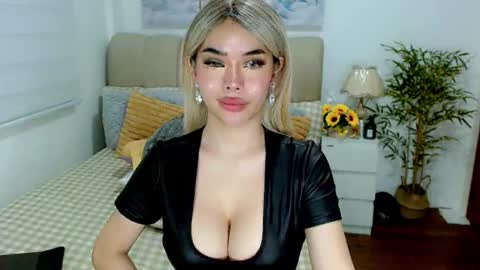 Snapshot of tspearlofasia chatting on 11-28-25, 07:11 Graciella online show from 11-28-25, 07:11