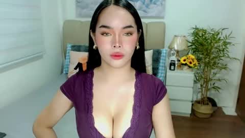 Snapshot of tspearlofasia chatting on 01-15-26, 11:15 Graciella online show from 01-15-26, 11:15