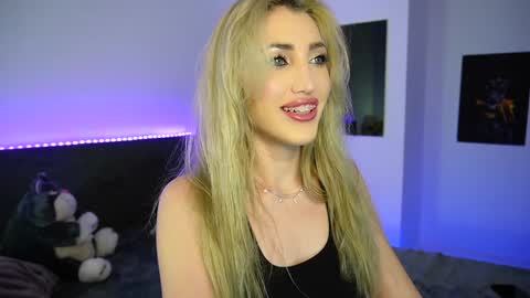 Snapshot of tweety_twist chatting on 12-17-24, 10:11 MayCarrey online show from 12-17-24, 10:11