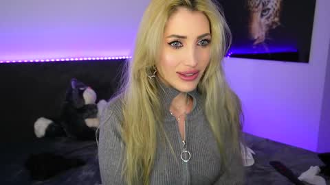 Snapshot of tweety_twist chatting on 12-24-24, 06:22 MayCarrey online show from 12-24-24, 06:22