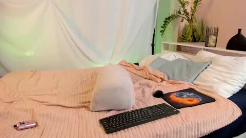 Snapshot of twelveeek chatting on 02-06-26, 06:11 Angus online show from 02-06-26, 06:11