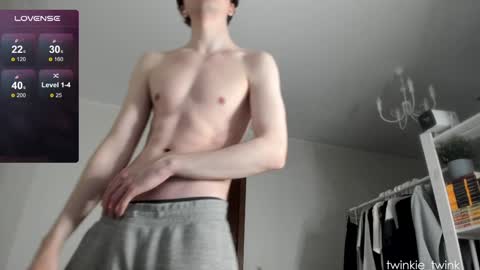 Snapshot of twinkie_twink chatting on 01-31-25, 01:22 Andy online show from 01-31-25, 01:22