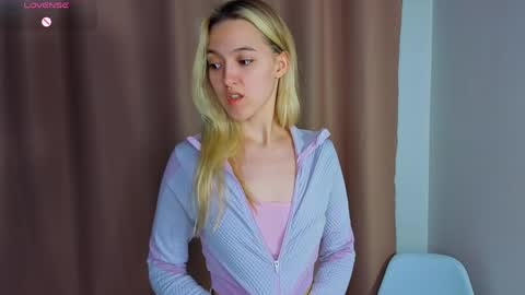 Snapshot of twinkleshinee chatting on 05-23-26, 06:34 Mary online show from 05-23-26, 06:34