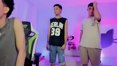 Snapshot of twinks_boys_ chatting on 10-18-25, 03:31 JHOAN LIAM ZACARIAS online show from 10-18-25, 03:31