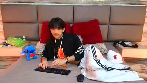 Snapshot of twinslovers_ chatting on 10-17-25, 09:50 twinslovers_ online show from 10-17-25, 09:50