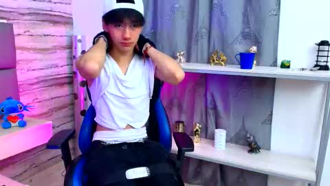 Snapshot of twinslovers_ chatting on 10-19-25, 10:10 twinslovers_ online show from 10-19-25, 10:10