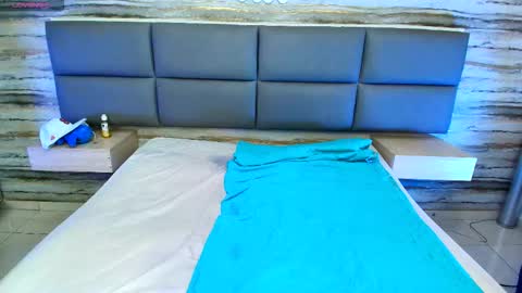 Snapshot of twinslovers_ chatting on 10-20-25, 09:15 twinslovers_ online show from 10-20-25, 09:15