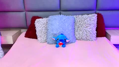 Snapshot of twinslovers_ chatting on 10-25-25, 01:35 twinslovers_ online show from 10-25-25, 01:35