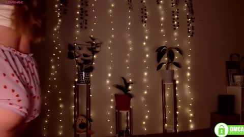 Snapshot of twix_girl chatting on 03-13-26, 08:15 Stranger online show from 03-13-26, 08:15