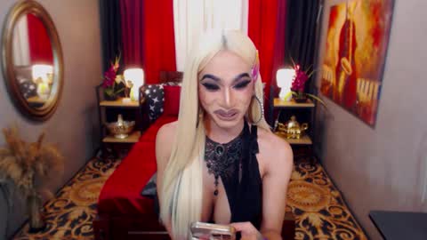 Snapshot of twofuckablestrans chatting on 10-02-25, 11:17 KiaraKeana online show from 10-02-25, 11:17