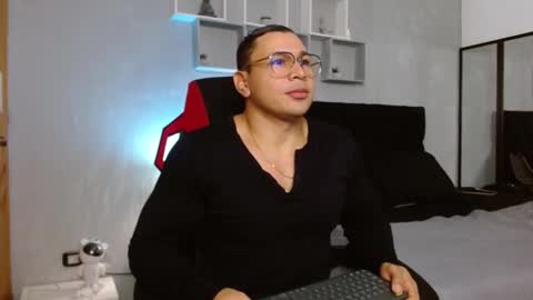 tyler_hank1 online show from 12-02-25, 02:28