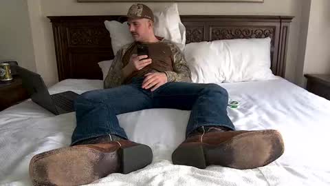 Snapshot of tylerlogan813 chatting on 10-27-25, 07:07 TylerLogan813 online show from 10-27-25, 07:07