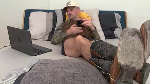 Snapshot of tylerlogan813 chatting on 03-10-26, 03:39 TylerLogan813 online show from 03-10-26, 03:39