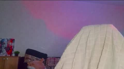 Snapshot of uhm_vickie chatting on 12-19-25, 02:40 Vickie online show from 12-19-25, 02:40