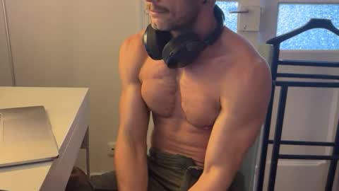 Um CM online show from 04-09-26, 01:38