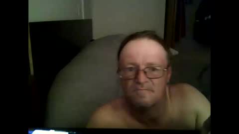 Snapshot of unclemuff chatting on 05-19-26, 03:18 unclemuff online show from 05-19-26, 03:18